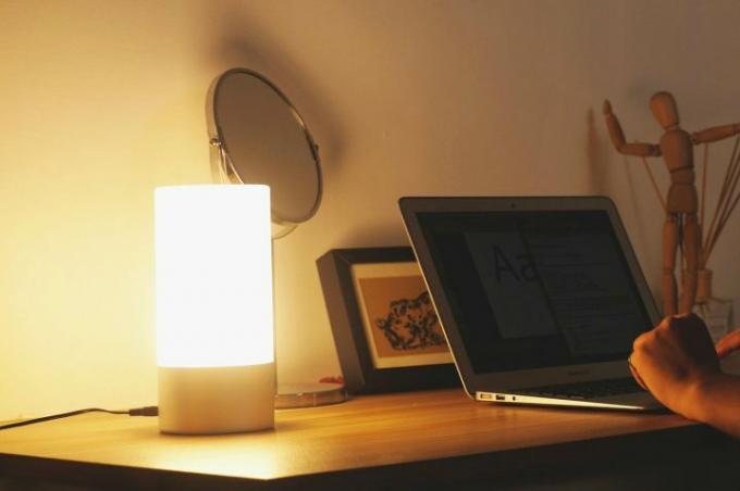Az Aukey asztali lámpa egy laptop mellett.