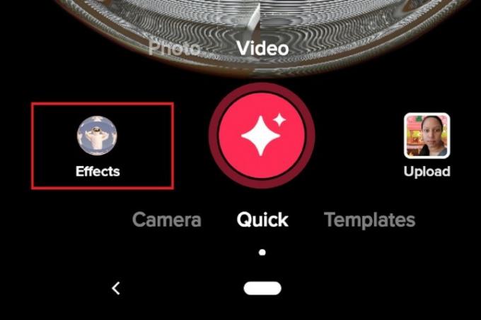 Izbira ikone Effects v mobilni aplikaciji TikTok.