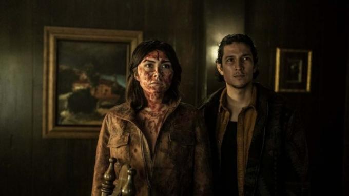 Ein blutüberströmtes junges Paar steht in einem Haus in einer Szene aus Tales of the Walking Dead.