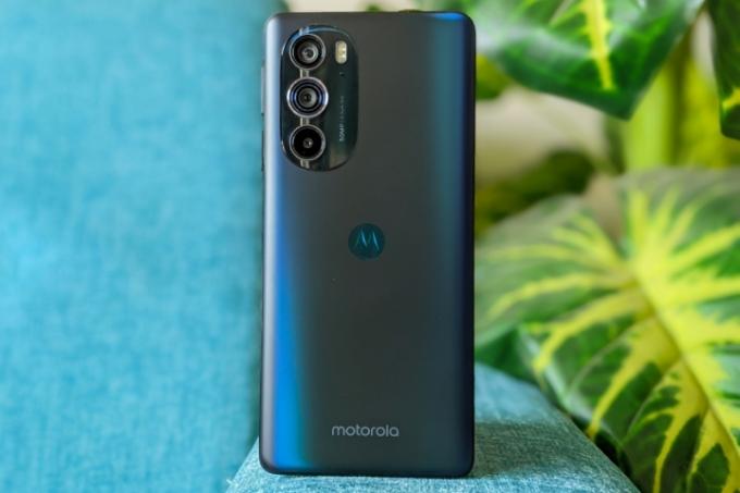 Das Motorola Edge Plus (2022) verfügt über ein attraktives Kamera-Arrangement.