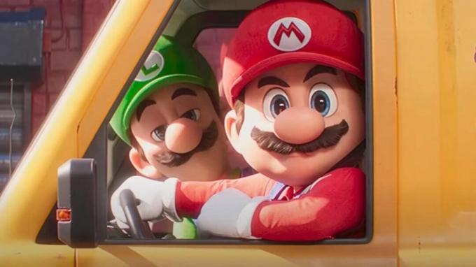 Luigi en Mario kijken met ongeamuseerde uitdrukkingen naar de camera in The Super Mario Bros. Film.