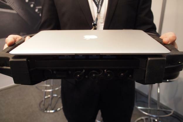 Tak duży jest AlmexPad w porównaniu do MacBooka.