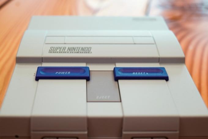 Närbild av SNES Classic Editions ström- och återställningsknappar