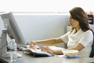 Jovem empresária almoçando na mesa