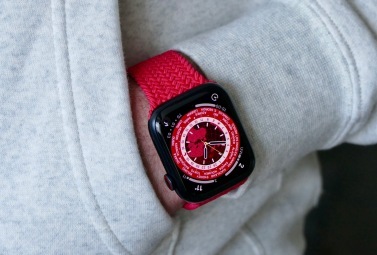 Apple Watch Series 7 i en ficka.