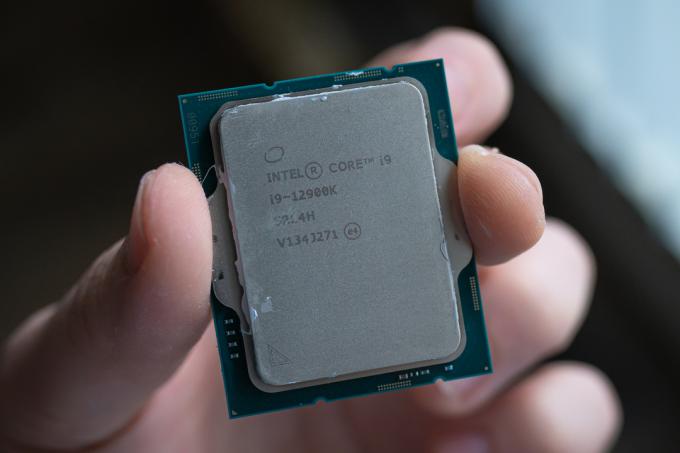 Intel Core i9-12900K sormien välissä.