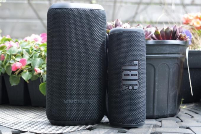 Monster DNA Max рядом с JBL Flip 6.