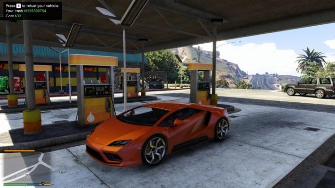 Ein schönes Auto an einer Tankstelle.