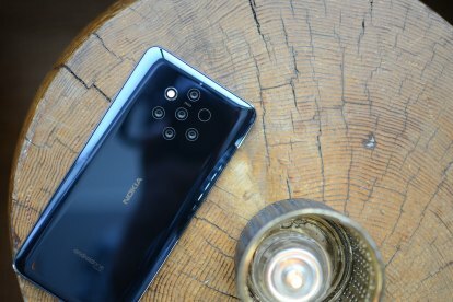 Nokia 9 PureView na stole