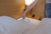 이 여행용 룸바 같은 로봇은 호텔 침대 시트를 청소합니다.