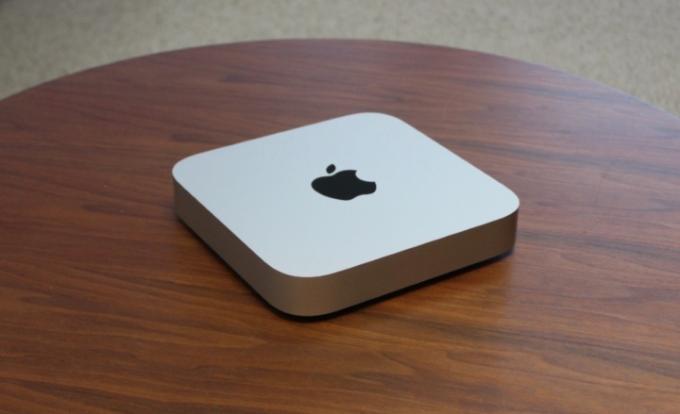 Mac mini na dřevěném stole.