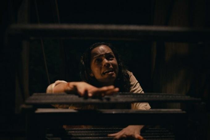 Georgina Campbell se v filmu Barbarian plazi po kovinskem stopnišču.