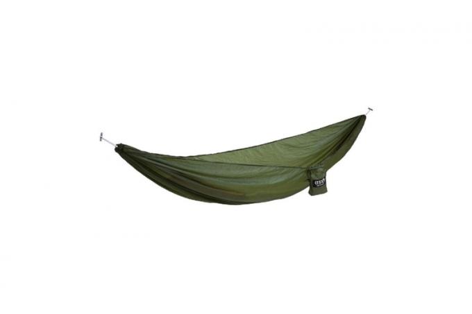 Vihreä Eagles Nest Outfitters Sub6 Hammock valkoisella pohjalla.