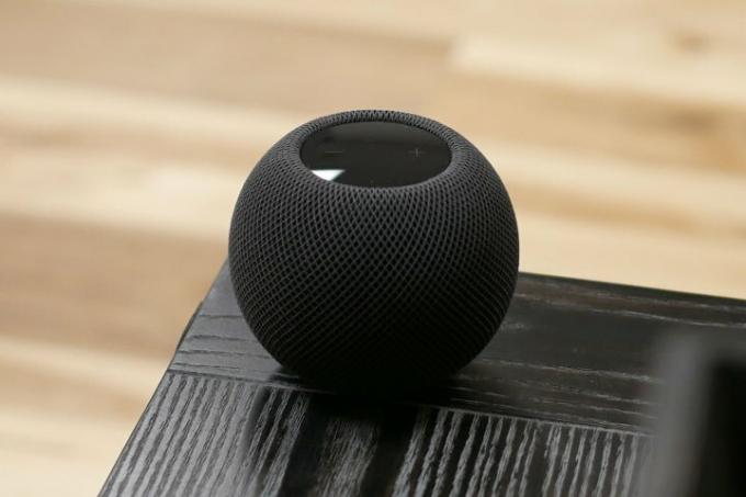 homepod mini pe marginea mesei