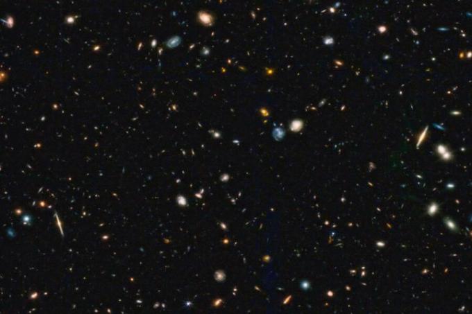 Esta imagem, de um trecho do céu próximo ao cabo da Ursa Maior, faz parte de um mosaico maior obtido com a Câmera de Infravermelho Próximo (NIRCam) do Telescópio Espacial James Webb. Esta é uma das primeiras imagens obtidas pela colaboração do Cosmic Evolution Early Release Science Survey (CEERS).