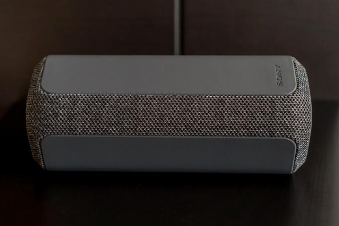 Sony SRS-XE200 leżący na płasko w trybie stereo.