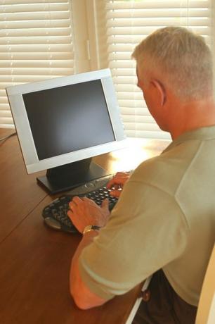 L'homme à l'aide d'ordinateur