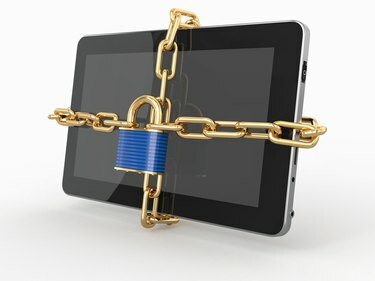 Tablet bilgisayar güvenliği. Bilgisayarda kilitli zincir.