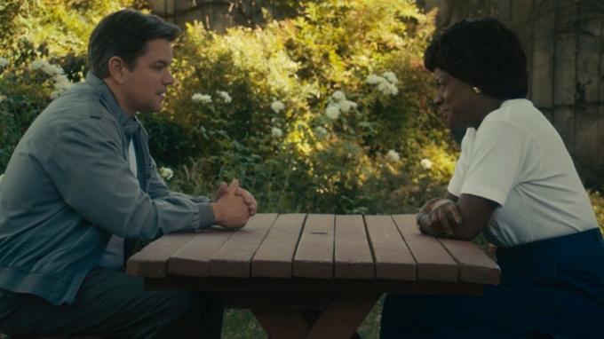 Matt Damon et Viola Davis sont assis sur un banc dans Air.