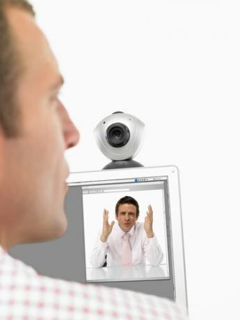 Forretningsmenn som kommuniserer på webkamera