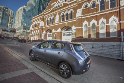 2013 Nissan Leaf traseira três quartos