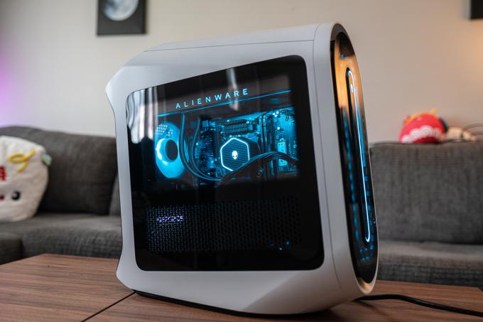 De zijkant van de Alienware Aurora R15-desktop.