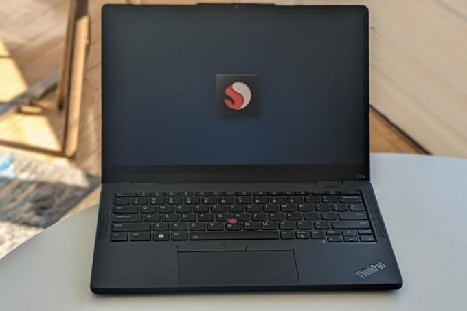 לוגו Snapdragon של קוואלקום במחשב נייד של Lenovo.