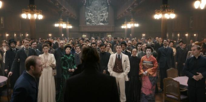 Eine Menschenmenge blickt im Jahr 1899 auf eine mysteriöse Gestalt.
