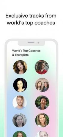 Captura de tela do aplicativo Aura mostrando fotos de treinadores e texto dizendo Faixas exclusivas dos melhores treinadores do mundo