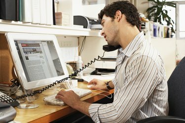 남자, 회사원, 균형을 잡는 것, 전화, 통하고 있는, 어깨, 컴퓨터를 보는