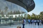 „Išsiblaškę“ „Apple Park“ darbuotojai vaikšto į jo stiklines sienas