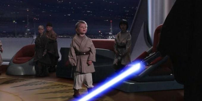 Dieťa sa pozerá na svetelný meč v Revenge of the Sith.