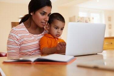 Madre e hijo en la cocina mirando juntos el portátil