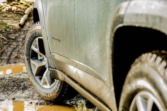 العجلات الجانبية لسيارة جيب شيروكي تريل هوك 2015