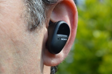 O fone de ouvido Sony WF-SP800N no ouvido.
