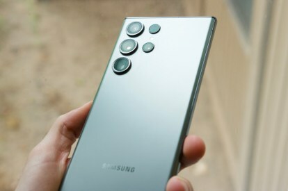 Bagian belakang Galaxy S23 Ultra, berfokus pada kamera belakangnya.