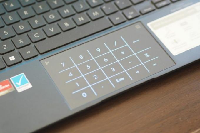 Asus Zenbook S 13 OLED UM5302'nin NumberPad'i gösteren yukarıdan aşağıya görünümü.