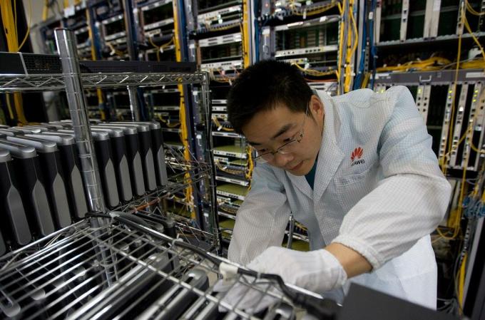 Zamestnanci výskumu a vývoja Huawei vykonávajú bežnú údržbu