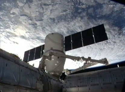 Vadná kapsle Dragon se navzdory počátečním problémům dostala na ISS