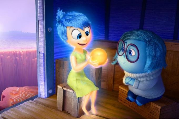 Joy îi arată lui Sadness o minge strălucitoare în Inside Out.