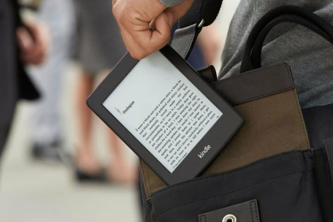 amazon kindle тримав у руці