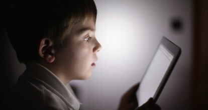 dziecko korzystające z tabletu dorastające z technologią