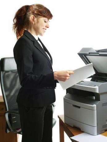 Biznesa dāma ar printeri