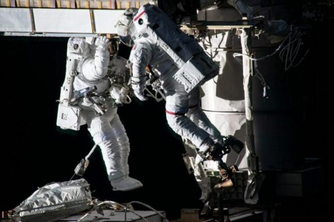 Spacewalkers (iš kairės) Shane'as Kimbroughas ir Thomas Pesquetas 2021 m. birželio 16 d. stengiasi įrengti naujas išskleidžiamas saulės energijos sistemas ant Tarptautinės kosminės stoties P-6 santvaros konstrukcijos.