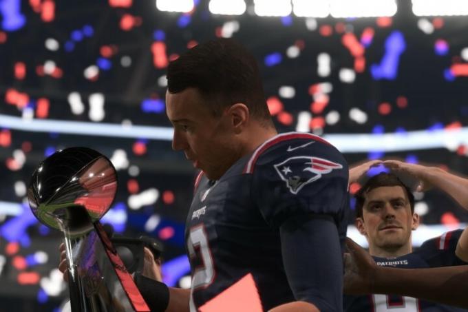 Matt Ryan ถือถ้วยรางวัล Super Bowl ใน Madden 22 