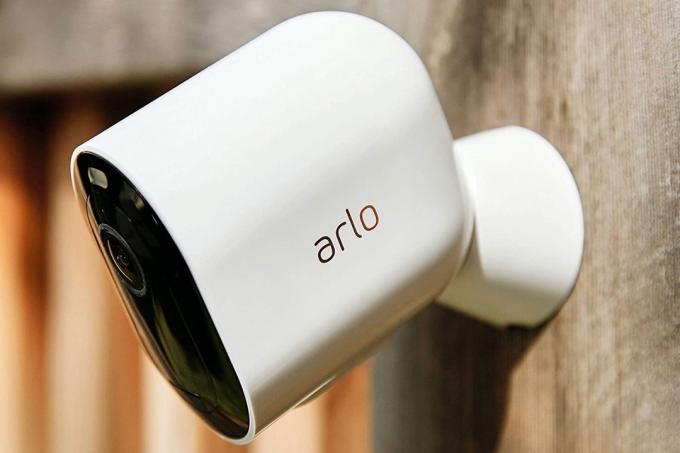 מצלמת האבטחה הביתית Arlo Pro 4 מותקנת בחוץ.
