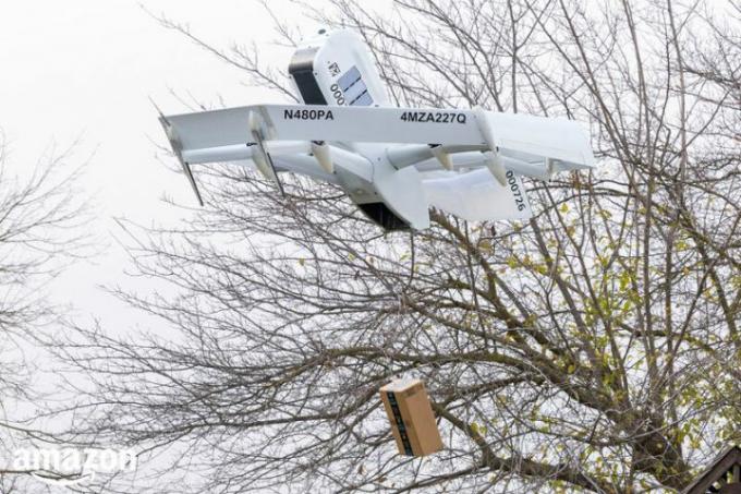 Dronă de livrare a Amazon care transportă un pachet.