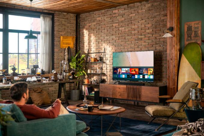 Der 70-Zoll-4K-Fernseher der Klasse 7 von Samsung in einem Wohnzimmer.