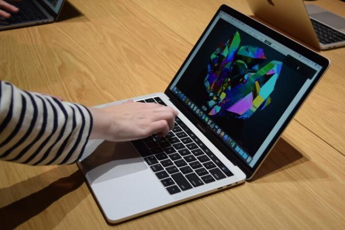 En person som använder Touch Bar på 15-tums MacBook Pro.