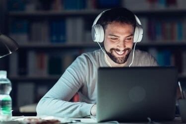 Homem sorridente fazendo networking tarde da noite